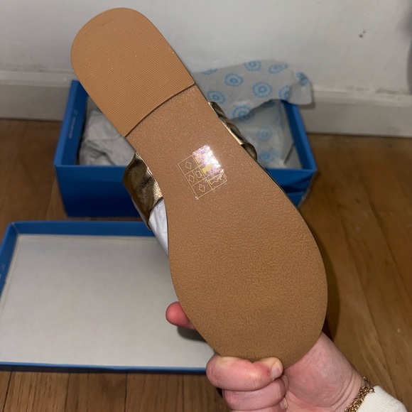 Jack Rogers Gold Abigail flip flops - Picture 4 of 5